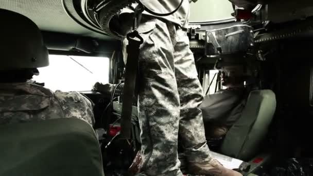 Soldados en un Humvee incluyendo el artillero de la torreta — Vídeo de stock