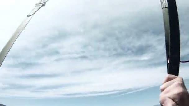 Paracadutista eccitato che salta da un aereo — Video Stock