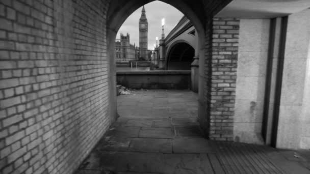 Túnel debajo del puente que muestra Big Ben — Vídeo de stock