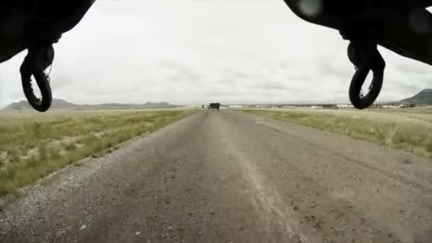 Постріл з-під транспортного засобу в конвой навчання — стокове відео