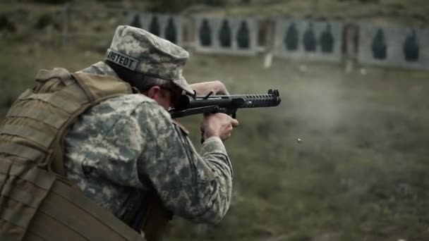 Soldado dispara una pistola de subfusil Sterling — Vídeo de stock