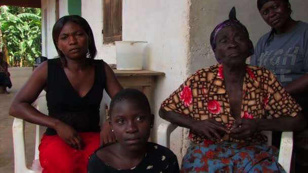 Familjen intervjuas i Ghana — Stockvideo