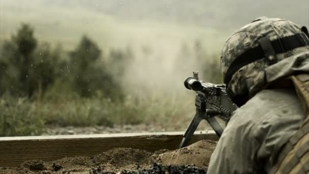 Солдат стреляет цепным оружием — стоковое видео