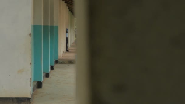 Socializing in a school hallway in Kenya. — Stock Video