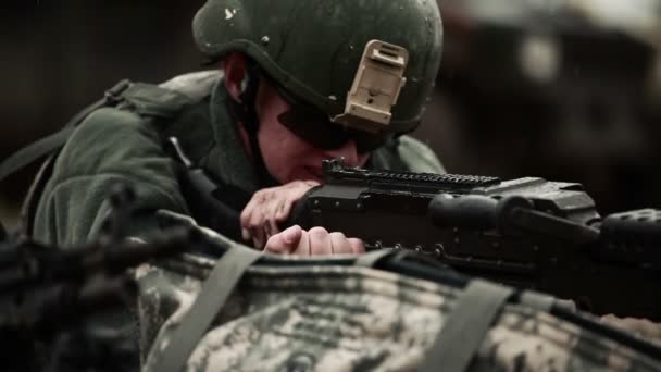 Soldado preparando su arma — Vídeos de Stock