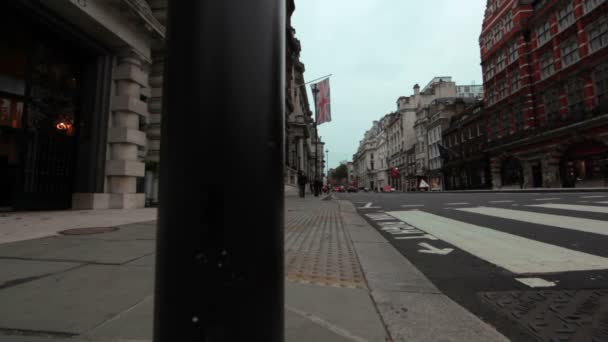 Disparado desde la acera cerca de un poste de luz en Londres — Vídeo de stock