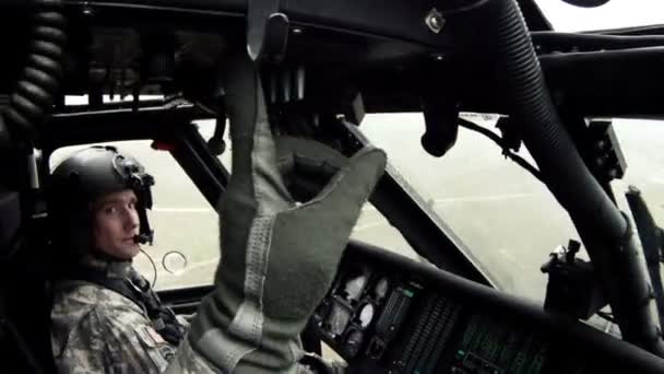 Black Hawk fliegt mit Scheibenwischern. — Stockvideo