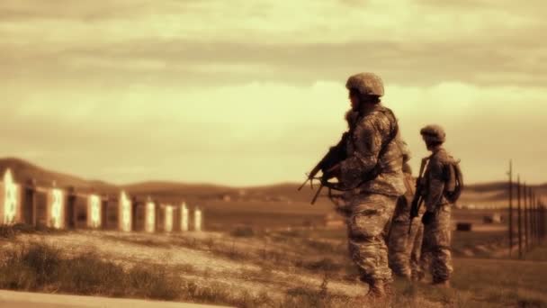 Sepia-Aufnahmen von Soldaten, die Schusswaffen üben — Stockvideo