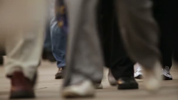 Mensen lopen in de straten — Stockvideo