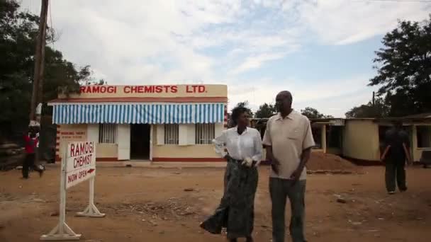 Suivi des images de personnes dans une petite ville kenyane — Video