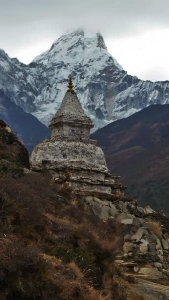 Buddhistická stúpa s Ama Dablam vrchol — Stock video