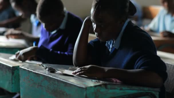 Schüler arbeiten im Unterricht in Kenia. — Stockvideo