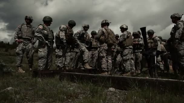 Soldater som mottar anvisning på murbruk spänner — Stockvideo