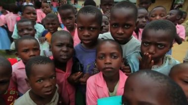 Çocuklar sürüsü kamera Afrika çevresinde.