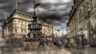 Piccadilly Circus işlek cadde
