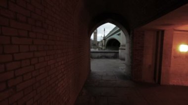Big Ben gösterir köprü altında tünel