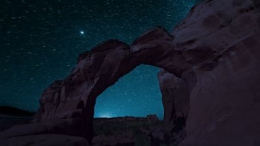 Hızlandırılmış bir kanyonda gündoğumu.