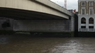 Londra Köprüsü ile Thames Nehri boyunca binalar 