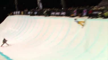 Bir yarışmada, yarım boru snowboard