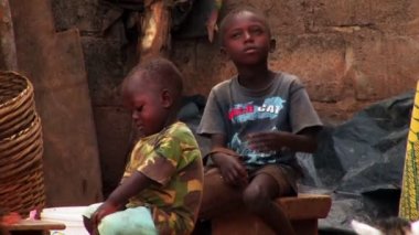 Oturan iki Afrikalı çocuklar.