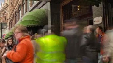 Londra'da meşgul sokaklarda yürüyen insanlar