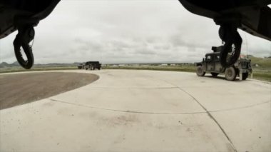 Araç konvoy eğitim altından vurdu