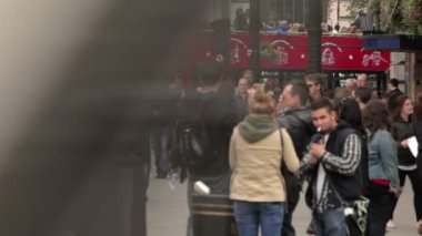 Londra'da işlek bir sokakta yürüyen insanlar