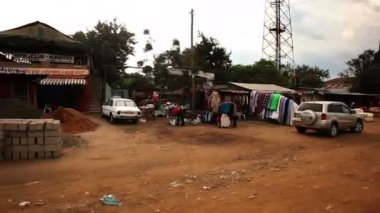 Toprak yol boyunca binaların, insanların, araçların görüntülerinin izlenmesi