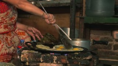 Nepal kadın yemek yemek