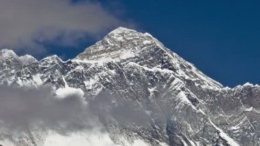 Everest Dağı dönen bulutlar
