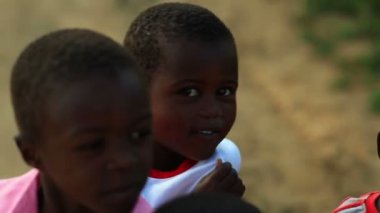 Kenya çocuk başka bir çocuk gizleme