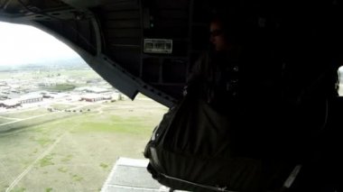 Ch-47 Chinook helikopteri mürettebat üyesinde bir şey ayarlar