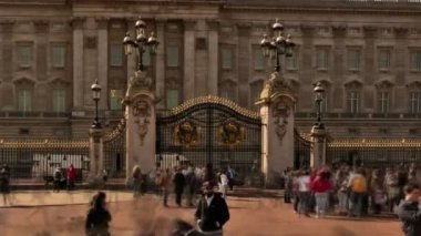 Turistlerle Buckingham Sarayı