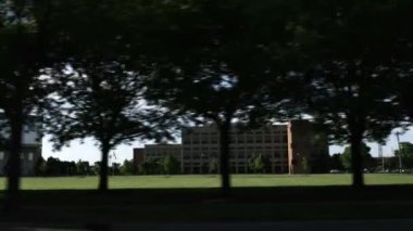 Indianapolis, Indiana'nın bir bina geçmiş sürüş.