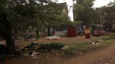 Kenya'da bir yerleşim bölgesinde araba sürerken vurulmuş. Kenya, Afrika'da çekilmiş.