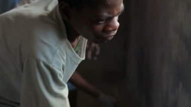 Kenya bir okulda iç boyama.