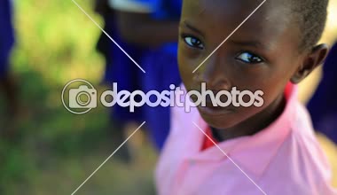 Kenyalı kız gülümseme ve gülmek için başlangıç