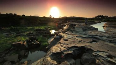 Kenya kuru nehir yatağı aşağı yürüyen adam