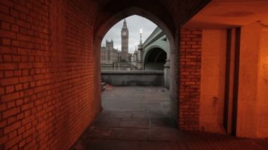 Big Ben gösterir köprü altında tünel