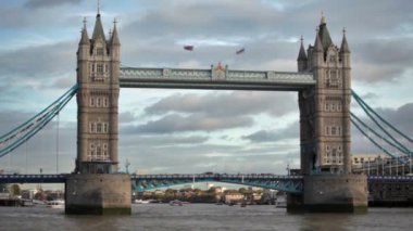 Londra'da Thames nehri üzerinde Tower Bridge
