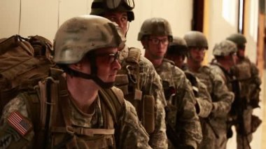 Bir hangarda sırada duran dişli askerler