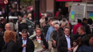 Kimliği belirsiz kişi ve Londra'da sokak trafik