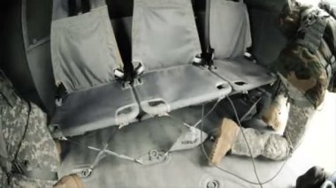 asker helikopter içinde ve kargo aşağıda çekti