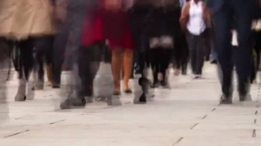 Londra'da meşgul sokaklarda yürüyen insanlar