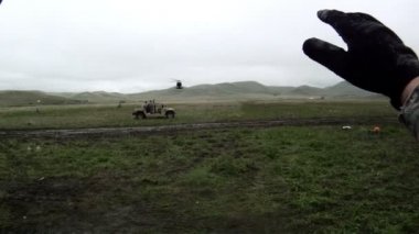 Humvee'ye yaklaşan helikoptere sinyal veren asker