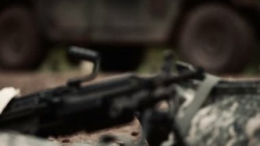Makineli tüfek yakınındaki bir askeri jeep