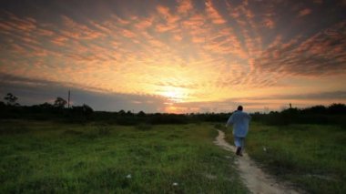 Gündoğumu Kenya bir köy yakınındaki bir adam.