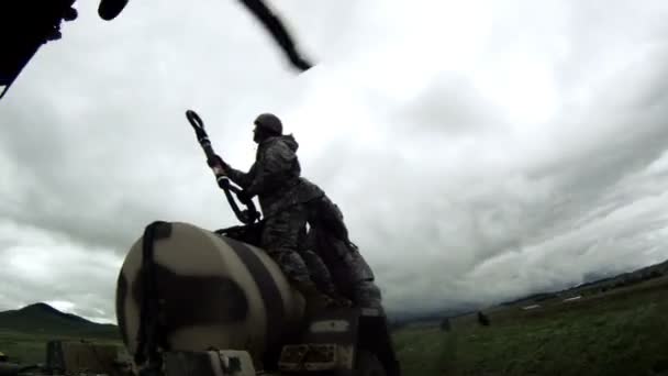 Żołnierze mocowania przyczepy paliwowej do helikoptera Black Hawk — Wideo stockowe