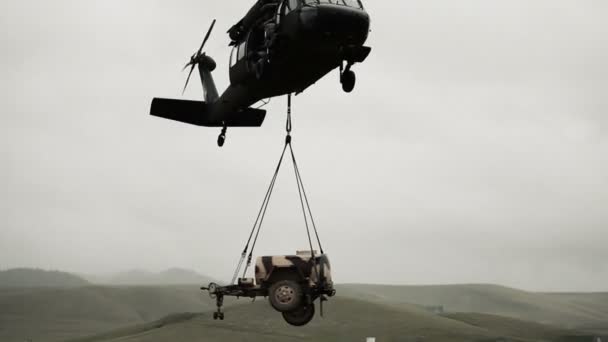 直升机飞离运载拖车 — 图库视频影像