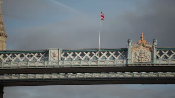 Tower Bridge, a la derecha, ubicado en Londres, Inglaterra . — Vídeos de Stock